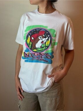 Buc-ee's White Airbrushed Graffiti Style Graphic Tee Stay Rad